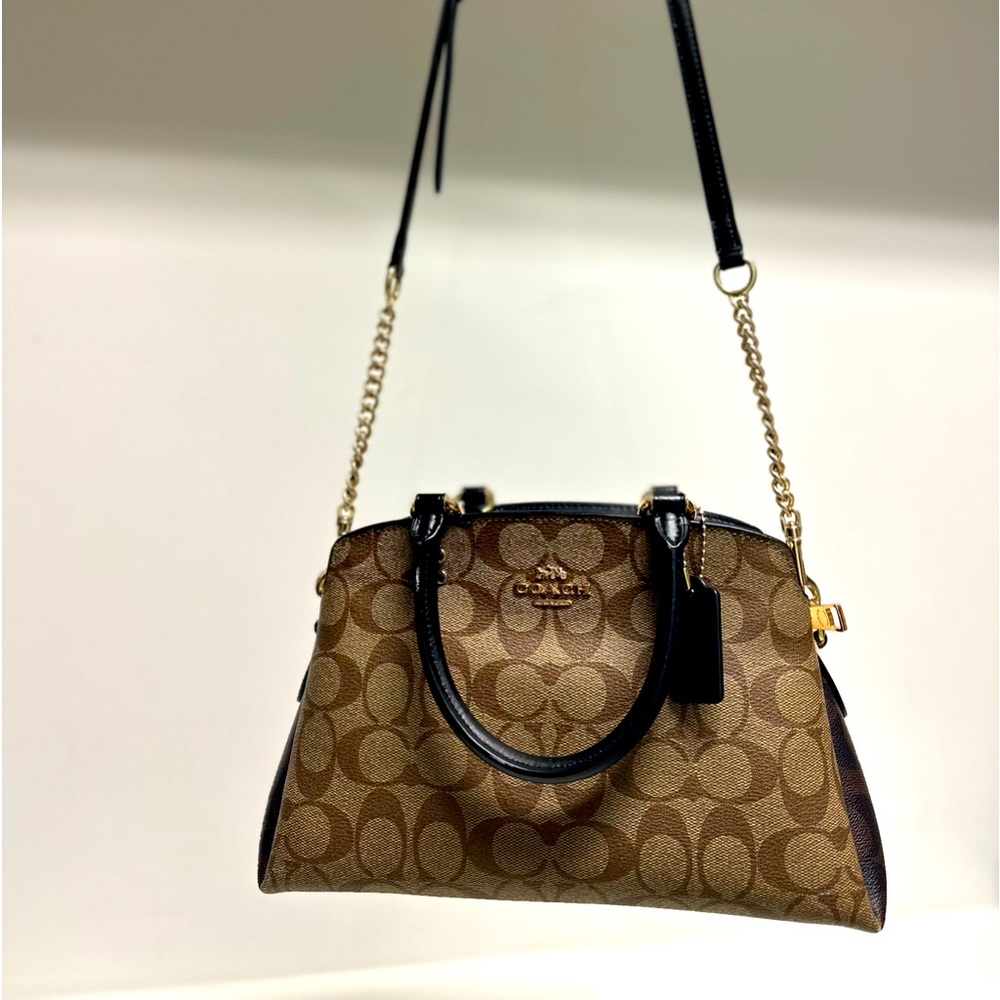 Coach cross body purse. Great condition.